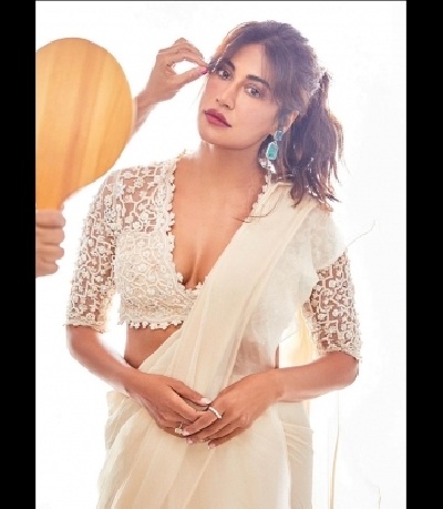 Chitrangda looks stunning in an off-white sari.(photo:Instagram)