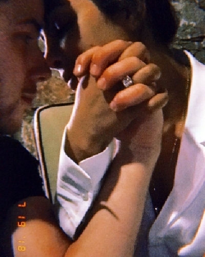 Priyanka posts picture with hubby Nick Jonas: Priyanka posts picture with hubby Nick Jonas: