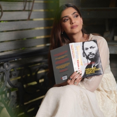 Sonam Kapoor unveils cover of Rakeysh Omprakash Mehra Sonam Kapoor unveils cover of Rakeysh Omprakash Mehra