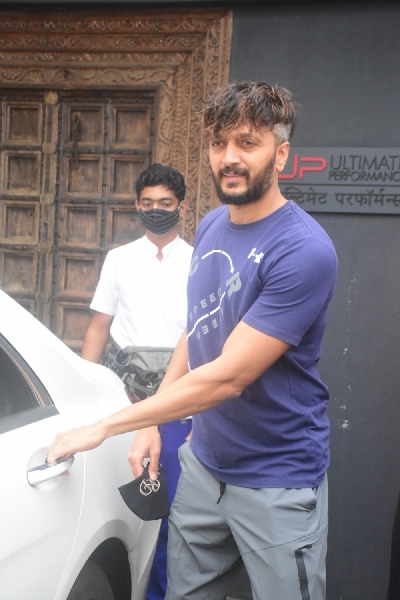 Mumbai: Ritesh Deshmukh spotted at Bandra on Tuesday July 20, 2021.(Photo: Sanjay Tiwari/IANS)