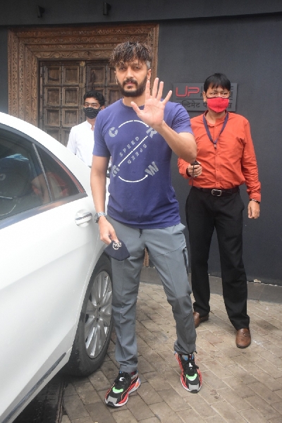 Mumbai: Ritesh Deshmukh spotted at Bandra on Tuesday July 20, 2021.(Photo: Sanjay Tiwari/IANS)