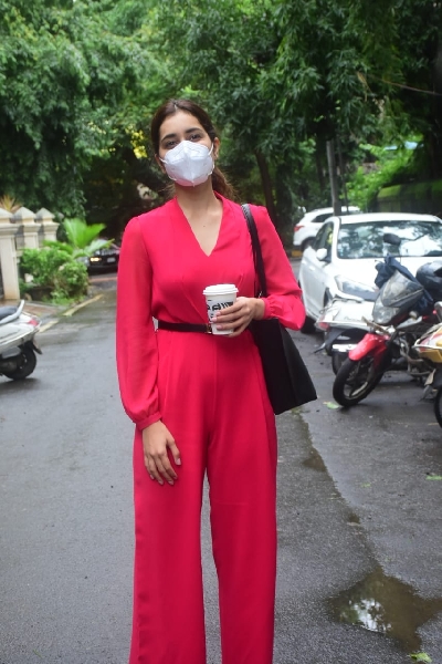 Mumbai: Rashi Khanna Spotted at Salon in Bandra on Thursday July 22, 2021.(Photo: Sanjay Tiwari/IANS)