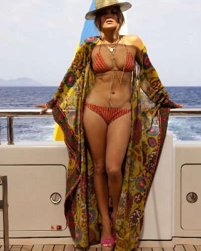 JLo, Ben Affleck make relationship official,seal it with a kiss.(photo:instagram)