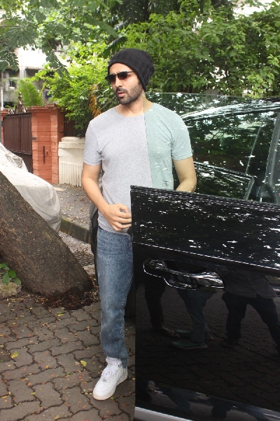 Mumbai: Kartik Aaryan Snapped At Juhu  on friday July 30, 2021.(Photo: Sanjay Tiwari/IANS)