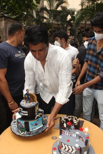 Mumbai: Sonu Sood Birthday Celebration With Media and Fans Outside Residence at Andheri on Friday July 30, 2021.(Photo: Sanjay Tiwari/IANS)