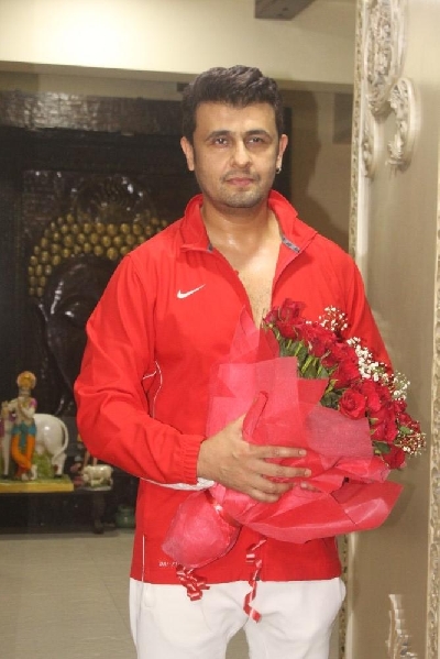 Mumbai: Sonu Nigam Birthday Celebration With Media at His House Versova on Friday July 30, 2021.(Photo: Sanjay Tiwari/IANS)