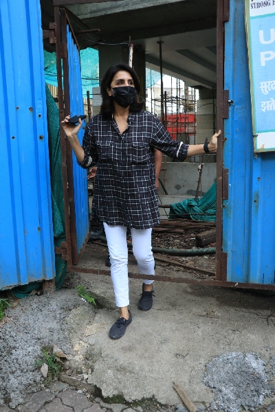 Mumbai: Neetu Kapoor spotted at Bandra on Saturday July 31, 2021.(Photo: Sanjay Tiwari/IANS)