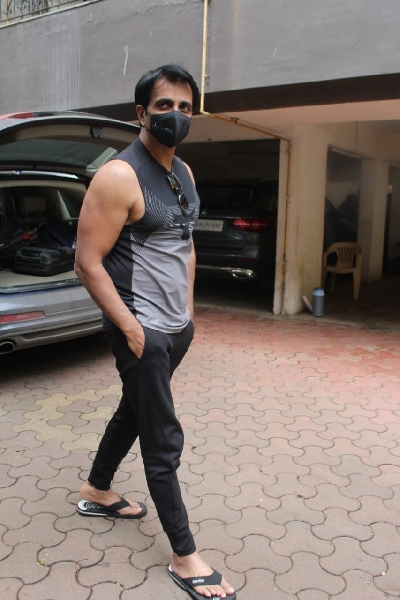 Mumbai: Sonu Sood Spotted At Andheri on Thursday August 05, 2021.(Photo: Sanjay Tiwari/IANS)