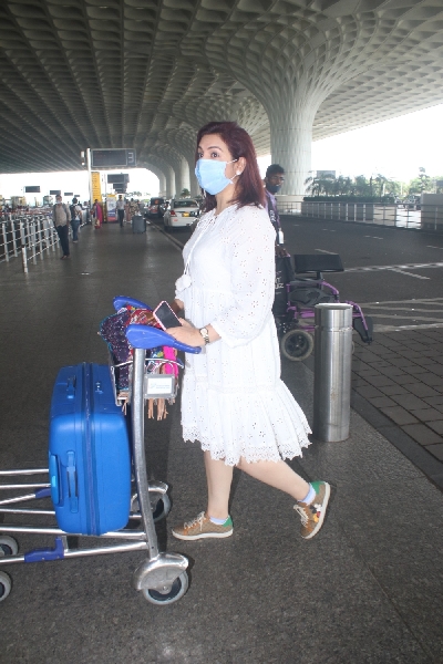 Mumbai: Akriti Kakkar spotted at airport departure on friday August 06, 2021(Photo: Sanjay Tiwari/IANS)