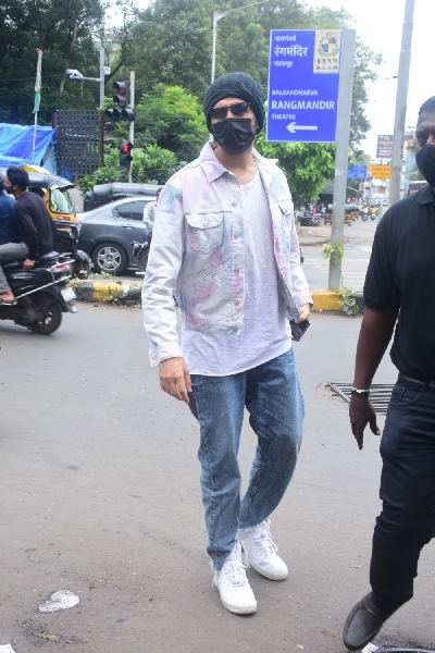 Mumbai: Kartik Aaryan Spotted At Bandra  on Thursday August 05, 2021.(Photo: Sanjay Tiwari/IANS)