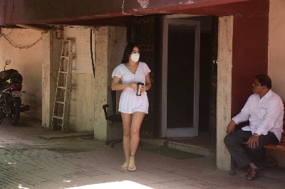 Mumbai: Pooja Hegde and Sara Ali Khan Spotted Gym In Bandra on Monday August 09, 2021.(Photo: Sanjay Tiwari/IANS)