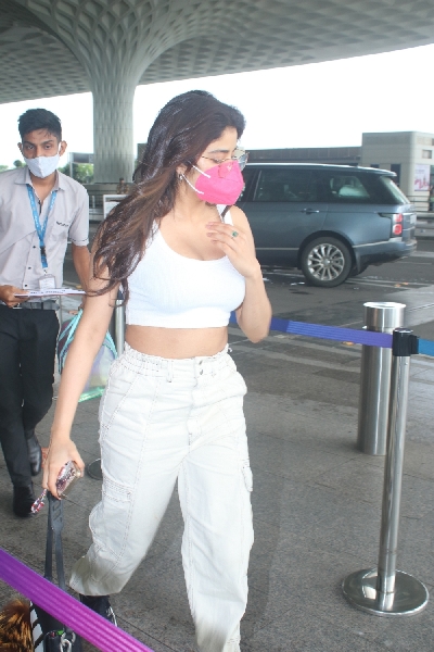 Mumbai: Jhanvi kapoor spotted at airport departure on Thursday, August 12, 2021.(Photo: Sanjay Tiwari/IANS)