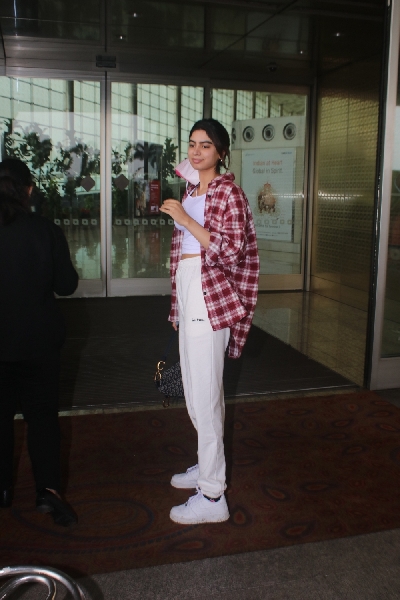 Mumbai: Khushi kapoor spotted at airport departure on Thursday, August 12, 2021.(Photo: Sanjay Tiwari/IANS)