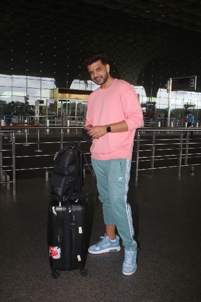 Mumbai: Karan Kundra spotted at airport departure on Sunday, August 22, 2021.(Photo: Sanjay Tiwari/IANS)