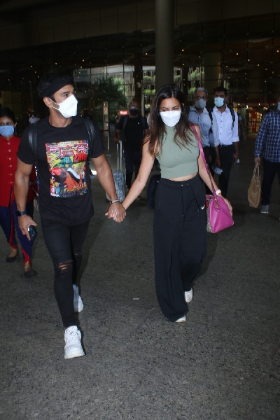 Mumbai: Kriti kharbanda and pulkit samrat spotted at airport Arrival on Tuesday, August 24, 2021.(Photo: Sanjay Tiwari/IANS)