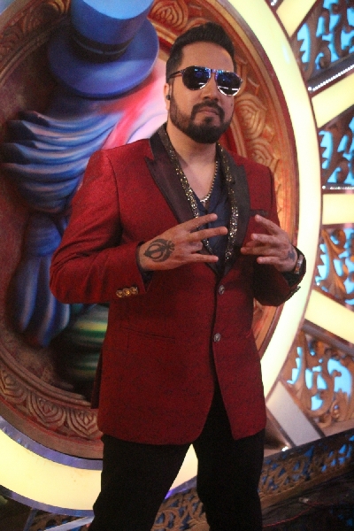 Mumbai: Zee Comedy Show's set for a photo-op with special guests Raveena Tandon and Mallika Sherawat on Monday, August 30, 2021.(Photo: Sanjay Tiwari/IANS)