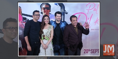 Debutants Karan Deol, Sahher Bambba with Dharmendra at the trailer launch of \'Pal Pal Dil Ke Paas\'