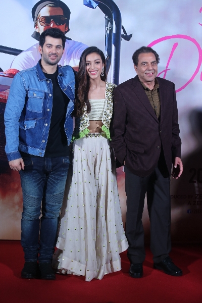 Mumbai: Debutants Karan Deol, Sahher Bambba with actor Dharmendra at the trailer launch of their upcoming film "Pal Pal Dil Ke Paas" in Mumbai, on Sep 5, 2019. (Photo: IANS)