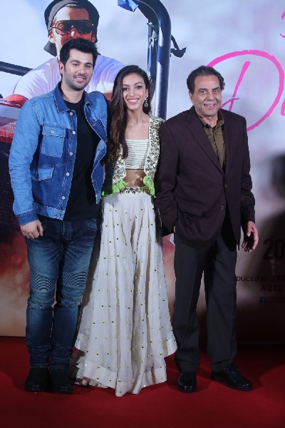 Mumbai: Debutants Karan Deol, Sahher Bambba with actor Dharmendra at the trailer launch of their upcoming film "Pal Pal Dil Ke Paas" in Mumbai, on Sep 5, 2019. (Photo: IANS)