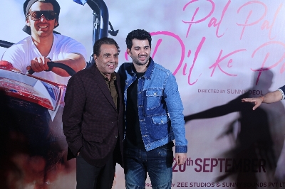 Mumbai: Debutant Karan Deol with his grandfather-actor Dharmendra at the trailer launch of his upcoming film "Pal Pal Dil Ke Paas" in Mumbai, on Sep 5, 2019. (Photo: IANS)
