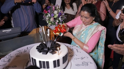Dubai: Veteran singer Asha Bhosle celebrates her 86th birthday amidst family and fans in Dubai, on Sep 9, 2019. (Photo: IANS)