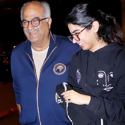 Veteran actress Sridevi and producer Boney Kapoor's younger daughter Khushi Kapoor on Tuesday bid adieu to Mumbai as she left for abroad for further studies. Khushi was spotted at Mumbai airport in the wee hours of the day. A video is doing the rounds on the Internet in which she was seen getting emotional while saying goodbye to her friends who dropped by to see her off.