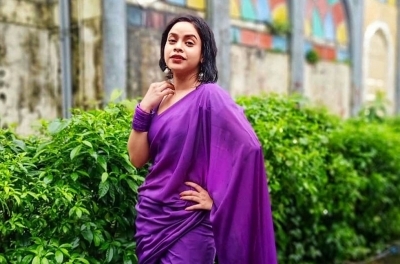 While Mumbai has been receiving heavy rainfall from past couple of months, actress Sumona Chakravarti is seen setting style goals during the monsoon season. The 