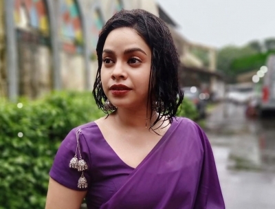 While Mumbai has been receiving heavy rainfall from past couple of months, actress Sumona Chakravarti is seen setting style goals during the monsoon season. The 