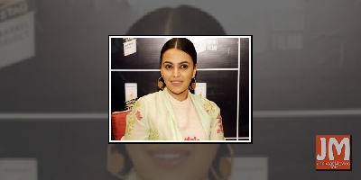 Swara Bhasker loses footwear during Ganpati darshan