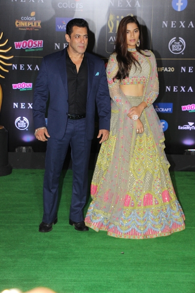 Mumbai: Actor Salman Khan and filmmaker Mahesh Manjrekar's daughter Saiee at the Green Carpet of 20th IIFA Awards, in Mumbai on Sep 18, 2019. (Photo: IANS)