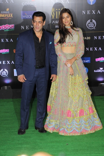 Mumbai: Actor Salman Khan and filmmaker Mahesh Manjrekar's daughter Saiee at the Green Carpet of 20th IIFA Awards, in Mumbai on Sep 18, 2019. (Photo: IANS)