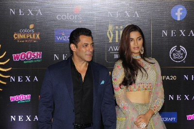 Mumbai: Actor Salman Khan and filmmaker Mahesh Manjrekar's daughter Saiee at the Green Carpet of 20th IIFA Awards, in Mumbai on Sep 18, 2019. (Photo: IANS)