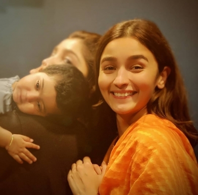 Alia Bhatt happily struck a pose with 