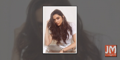 Ranveer shares romantic photo with Deepika