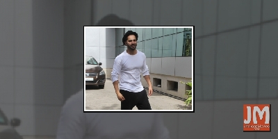 Varun Dhawan appeals all to help doctors, police force and frontline workers