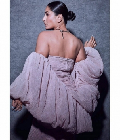 Actress and fashionista Kareena Kapoor Khan stunned in beautiful pastel coloured figure hugging dress. Kareena was sported wearing a dress with a sweetheart neckline and balloon sleeve inserts. She paired the ensemble with Serpenti coil neck piece by the the lable BVLGARI.