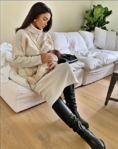 Amy Jackson shares image of breastfeeding her newborn.