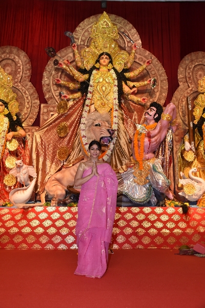 Mumbai: Actresses Kajol and Tanishaa Mukerji with thier mother Tanuja at a Durga Puja pandal in Juhu Mumbai on Oct 4, 2019. (Photo: IANS)