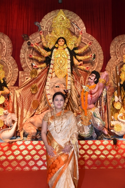 Mumbai: Actresses Kajol and Tanishaa Mukerji with thier mother Tanuja at a Durga Puja pandal in Juhu Mumbai on Oct 4, 2019. (Photo: IANS)