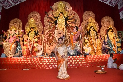 Mumbai: Actresses Kajol and Tanishaa Mukerji with thier mother Tanuja at a Durga Puja pandal in Juhu Mumbai on Oct 4, 2019. (Photo: IANS)