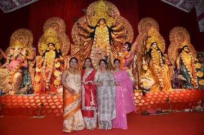Mumbai: Actresses Kajol and Tanishaa Mukerji with thier mother Tanuja at a Durga Puja pandal in Juhu Mumbai on Oct 4, 2019. (Photo: IANS)