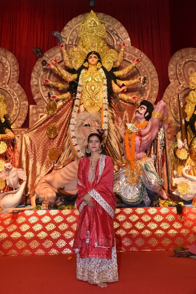 Mumbai: Actresses Kajol and Tanishaa Mukerji with thier mother Tanuja at a Durga Puja pandal in Juhu Mumbai on Oct 4, 2019. (Photo: IANS)