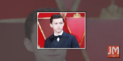 Tom Holland flaunts his abs in mirror selfie