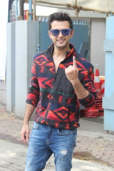 Mumbai: Actor Vatsal Sheth shows his inked finger after casting his vote for the Maharashtra Assembly elections, in Mumbai on Oct 21, 2019. (Photo: IANS)