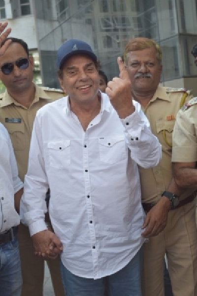 Mumbai: Actor Dharmendra shows his inked finger after casting his vote for Maharashtra Assembly elections, in Mumbai on Oct 21, 2019. (Photo: IANS)