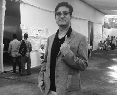 Mumbai: Lyricist Prasoon Joshi after casting his vote for Maharashtra assembly polls in Mumbai on Oct. 21, 2019.