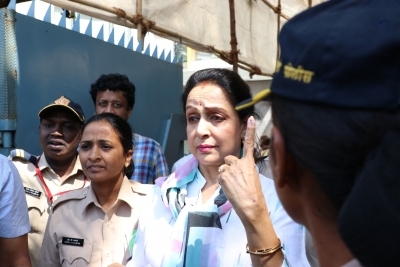 Mumbai: Actress Hema Malini shows her inked finger after casting her vote for Maharashtra Assembly elections, in Mumbai on Oct 21, 2019. (Photo: IANS)