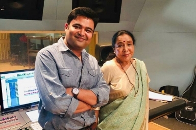 Lyricist Raj Shekhar and legendary singer Asha Bhosle.