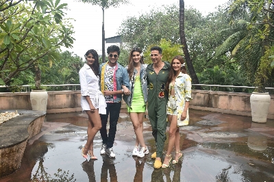 Mumbai: Actors Pooja Hegde, Riteish Deshmukh, Kriti Sanon, Akshay Kumar and Kriti Kharbanda during the promotions of their upcoming film "Housefull 4" in Mumbai on Oct 23, 2019. (Photo: IANS)