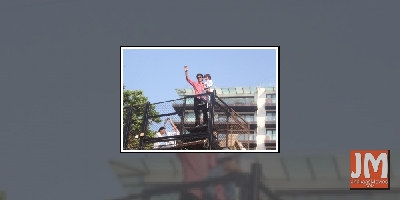 Shah Rukh plans Diwali Delhi outing for AbRam